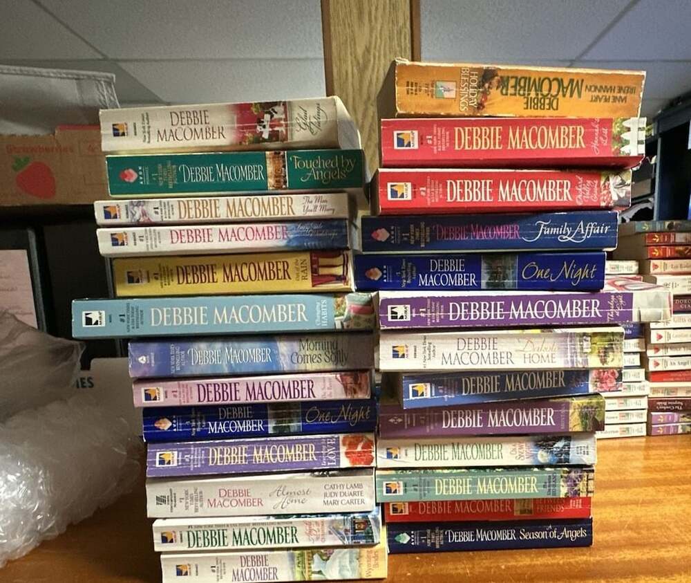 Debbie Macomber Paperback Books Lot of 27 Romance Novels